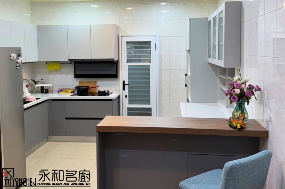 L型系統廚具 (人造石檯面SD413、T6結晶門上ST-751-M珍珠灰、下ST-754-M北極灰)